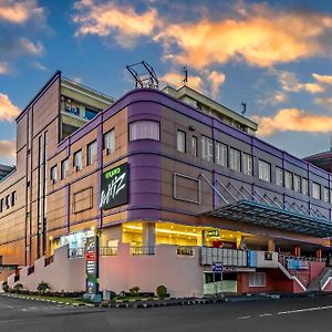 Grand Whiz Megamas Manado Hotel Exterior photo