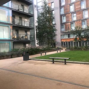 Modern Apartment Next To Hayes And Harlington Station Exterior photo