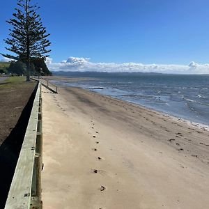 Stunning Beachfront Bach! Villa Manukau Heads Exterior photo