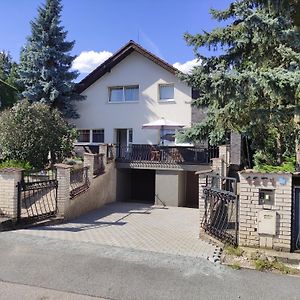 Cozy Gardens Apartments In Praag Exterior photo