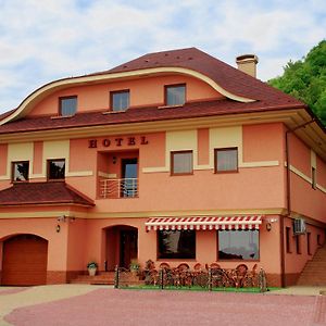 Magnat Hotel Moekatsjeve Exterior photo