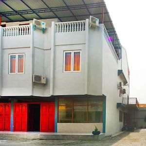 Oyo 93066 D'Niel Homestay Syariah Medan Exterior photo