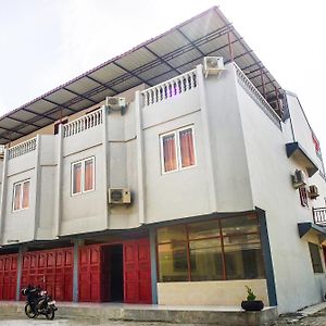 Oyo 93066 D'Niel Homestay Syariah Medan Exterior photo