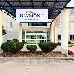 Baymont By Wyndham Kingdom City Hotel Exterior photo