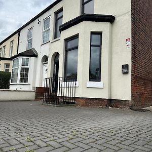 House In Manchester-Onsite Host Villa Exterior photo