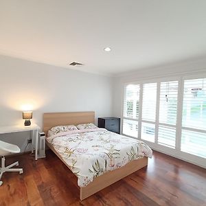 Peaceful Room With Attached Bathroom In Modern, Baulkham Hills Home - Bh0 Exterior photo