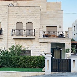 Abdoun Villa - 4 Bedrooms Amman Exterior photo