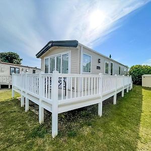 Stunning 6 Berth Caravan With Decking At Cherry Tree Park In Norfolk Ref 70802C Hotel Great Yarmouth Exterior photo