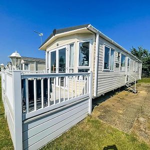 Lovely Caravan With Decking At Cherry Tree Holiday Park In Norfolk Ref 70528C Hotel Great Yarmouth Exterior photo