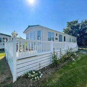 Beautiful 8 Berth Caravan At Cherry Tree Holiday Park In Norfolk Ref 70803C Hotel Great Yarmouth Exterior photo