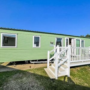 Lovely 8 Berth Caravan With Decking At Breydon Water Holiday Park Ref 10035Rp Hotel Belton with Browston Exterior photo