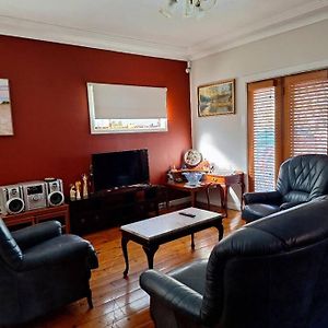 A Rosy House In Roselands Villa Narwee Exterior photo