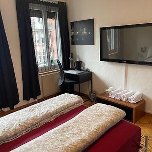 4 Preiswertes Zimmer In Privater Wohnung, Kein Hotel, Ohne Personal, Zum Uebernachten Zürich Exterior photo