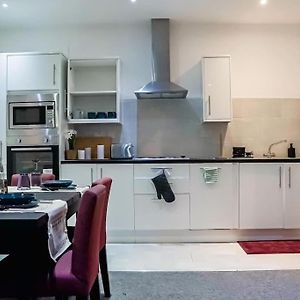 Luxury Short Stay Apartment Hounslow Exterior photo