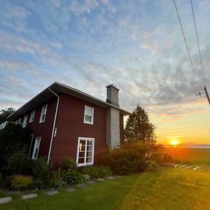 La Maison Rouge - Bed & Breakfast - La Pocatiere Bed and Breakfast Exterior photo