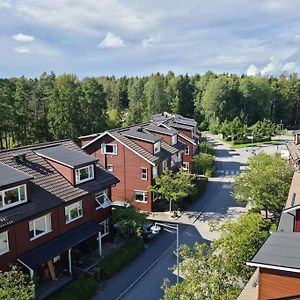 Between City Pulse And Nature! 6Km To Stockholm Villa Sundbyberg Exterior photo