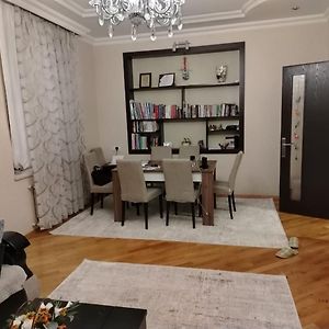 House With 3 Bedrooms,1 Living Room And A Kitchen In Bakikhanov District, Near Tolkuchka Bakoe Exterior photo