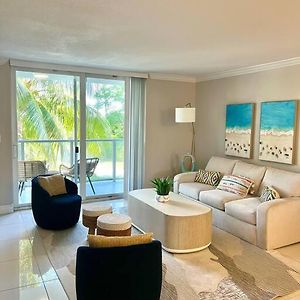 Modern Vibes Renovated 2Br With Balcony By The Beach Appartement Boca Raton Exterior photo