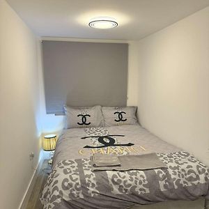 Luxury Studio - Near Heathrow Airport - Free Parking Appartement Londen Exterior photo