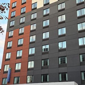 Holiday Inn Express & Suites New York Exterior photo