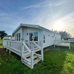 Beautiful Lodge With Decking In Norfolk, At Breydon Water Park Ref 10045B Belton with Browston Exterior photo