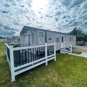 Modern Caravan At Caldecott Hall With Decking In Norfolk, Sleeps 8 Ref 91068C Hotel Great Yarmouth Exterior photo