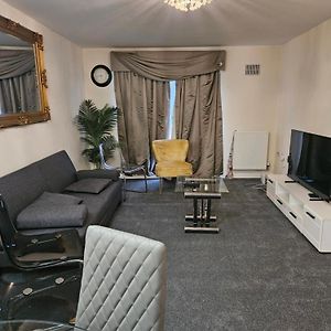 Lux Den Close To M1! Netflix , Parking & Broadband Appartement Milton Keynes Exterior photo