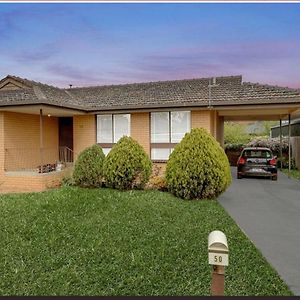 Charming Three-Bedroom Holiday Home Near Tourist Attractions Werribee Exterior photo