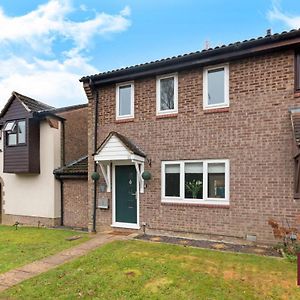 3 Bedroom House In Bracknell With Garden Exterior photo