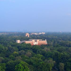 Le Meridien New Delhi Hotel Exterior photo