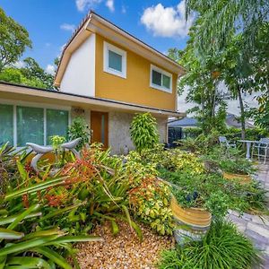 Charming Family Home With Lush Garden Miami Exterior photo