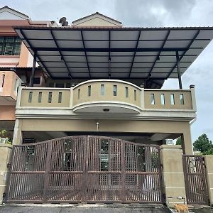 8 Rooms Budget 3 Tingkat Usm Gelugor Georgetown Exterior photo