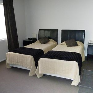 Fernz Lodge And Conference Centre Auckland Room photo
