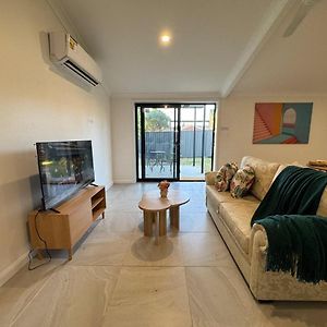 Modern Simplicity Granny Flat In Belmont Villa Brisbane Exterior photo