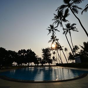 Laya Beach Hotel Wadduwa Exterior photo