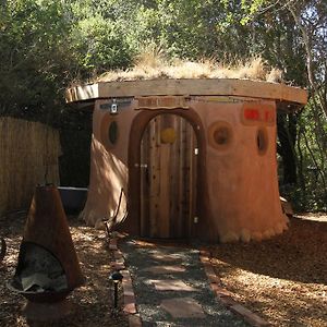 Hobbit Hut Hotel Geyserville Room photo