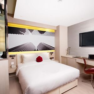 Butterfly On Waterfront Boutique Hotel Sheung Wan Hongkong Room photo