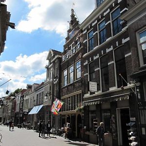 Hotel Hanzestadslogement De Leeuw in het centrum, Snoepwinkel, Hanzemuseum, Koffieschenkerij met Binnenplaats, Kamers met keukentje en Ontbijtservice Deventer Exterior photo