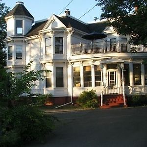 Evangeline'S Tower Bed & Breakfast Hotel Parrsboro Exterior photo