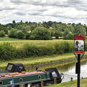 Narrowboat at Weedon Hotel Weedon Bec Exterior photo