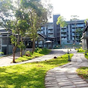 The Mountain Courtyard Thekkady Hotel Exterior photo