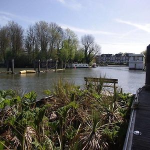 Luxury Classic French Motor Yacht Hotel Kingston upon Thames  Exterior photo