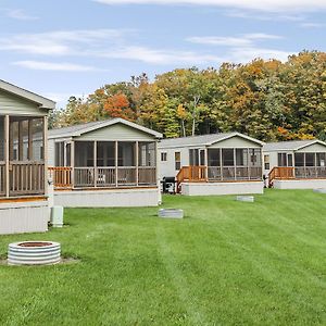 Sun Retreats Gun Lake Hotel Shelbyville Exterior photo