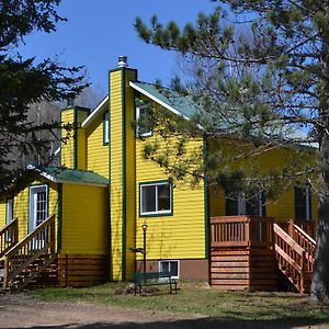 La Maison Jaune De Chute-Saint-Philippe Villa Lac-Saint-Paul Exterior photo