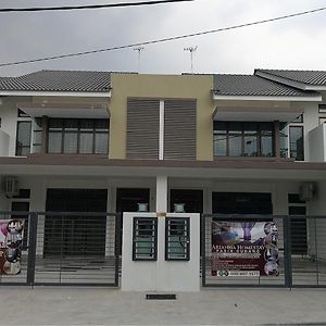 Arianna Homestay Pasir Gudang Exterior photo