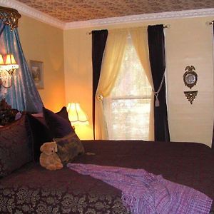 Larelle House Bed And Breakfast Sint-Petersburg Room photo