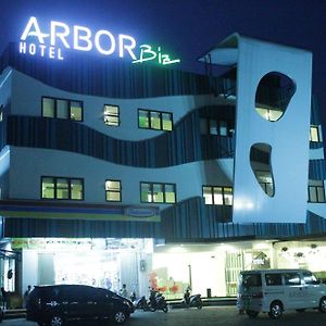 Arbor Biz Hotel Makassar Exterior photo