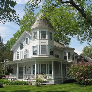 Hugging Bear Inn Bellows Falls Exterior photo