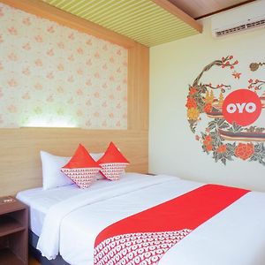 Oyo 147 Hotel Winer Palembang Exterior photo