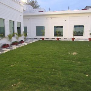 The English Garden Hotel Mohali Exterior photo